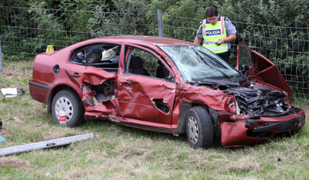 Slavonski Brod, 060910. Prometna nesreca dogodila se na 225 kilometru auto ceste Zagreb Lipovac kod Slavonskog Broda. Skoda Octavia rijeckih registracijskih oznaka kretala se u smijeru Zagreba i iz jos neutvrdjenih razloga probila zastitnu ogradu i presla