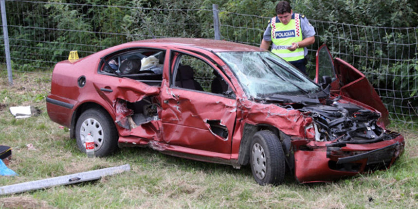 Slavonski Brod, 060910. Prometna nesreca dogodila se na 225 kilometru auto ceste Zagreb Lipovac kod Slavonskog Broda. Skoda Octavia rijeckih registracijskih oznaka kretala se u smijeru Zagreba i iz jos neutvrdjenih razloga probila zastitnu ogradu i presla
