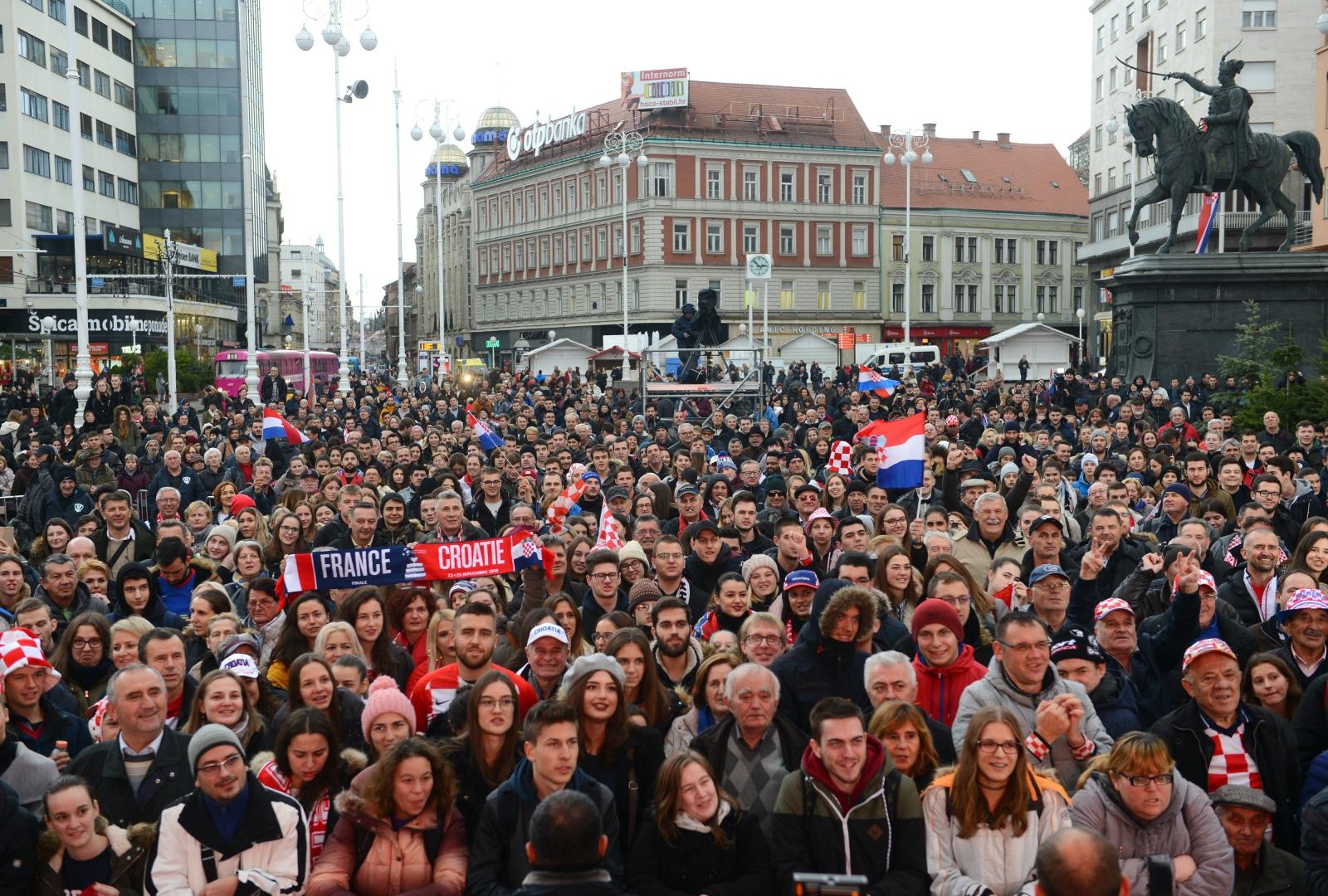 Navijači na Trgu bana Josipa jelačića čekaju Davis Cup reprezentativce