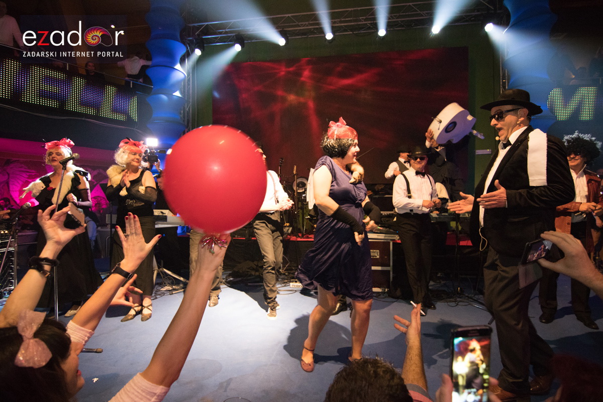 Ludnica u Saturnusu: Najbolji doček u svemiru i šire Ludnica u Saturnusu: Najbolji doček u svemiru i šire