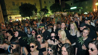 Pag, 280712. 
Pazani i njihovi gosti ove su godine odrzali dvije karnevalske veceri i na kraju spalili mesopusta Marka i bacili ga s mosta u more. Neizostavni dio paskog karnevala je pasko kolo. Izmedju dva svjetska rata (1924. godine) zadarski glazbenik