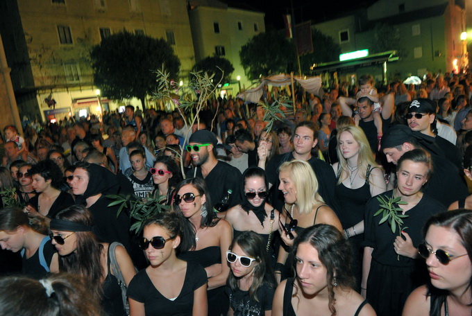 Pag, 280712. 
Pazani i njihovi gosti ove su godine odrzali dvije karnevalske veceri i na kraju spalili mesopusta Marka i bacili ga s mosta u more. Neizostavni dio paskog karnevala je pasko kolo. Izmedju dva svjetska rata (1924. godine) zadarski glazbenik