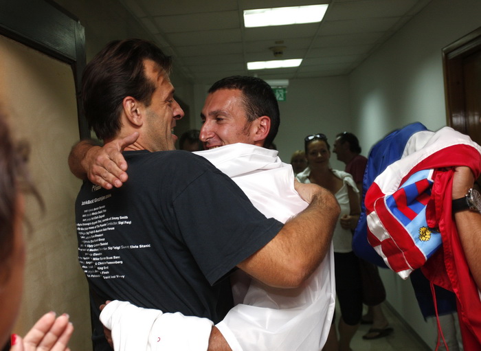 Zagreb, 070812. 
Zracna luka Zagreb ( Pleso ).
Povratak Hrvatske streljacke reprezentacije i Giovanni Cernogoraza sa Olimpijskih igara koji je u disciplini gadjanja glinenih golubova ( trap) osvojio zlatnu olimpijsku medalju.
Na slici: Ante Milos gradonac