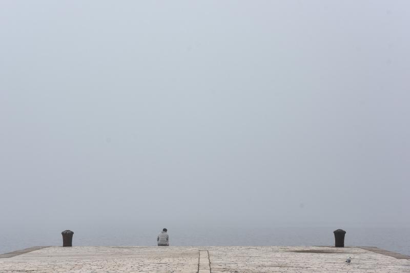 Zadar već treći dan okovan gustom maglom. Foto: Dino Stanin/Pixsell