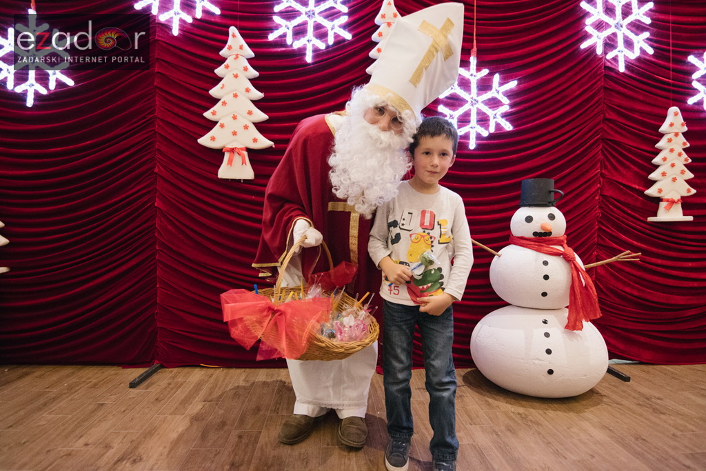 Sveti Nikola posjetio Supernova centar i razveselio mališane