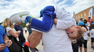 Zadar, 250513.
Univerzalna sportska skola “Dite zadarsko” kraj sezone obiljezila proslavom cetvrtog rodjendana i odrzavanjem sportskih igara na Forumu.
Na fotografiji: sporske igre “Dite zadarsko”.
Foto: Luka Gerlanc / CROPIX