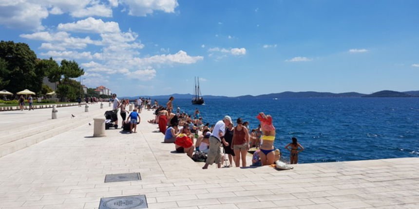 Đir uz more 19. srpnja 2016. – Uvala Draženica, kupalište Jadran, Moprske orgulje i Pozdrav suncu, zadarska riva… Foto: Mladen Malik Đir uz more 19. srpnja 2016. – Uvala Draženica, kupalište Jadran, Moprske orgulje i Pozdrav suncu, zadarska riva… Foto: Mladen Malik