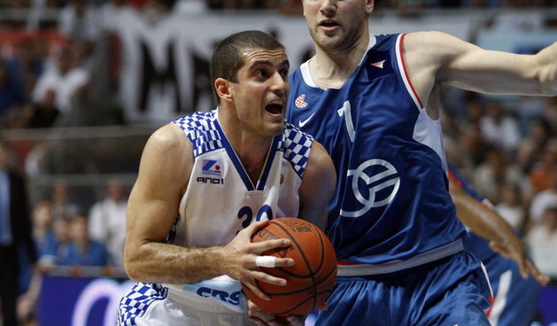 Zadar, 080610.
Dvorana Kresimir Cosic. 
Cetvrta finalna kosarkaska utkmica izmedju Zadra i Cibone.
Na fotografiji: igrac Zadra Vedran Morovic (bijeli).
Foto: Jure Miskovic / CROPIX