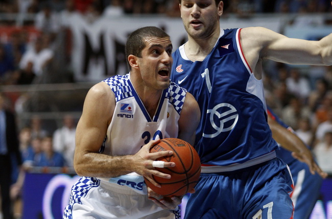 Zadar, 080610.
Dvorana Kresimir Cosic.
Cetvrta finalna kosarkaska utkmica izmedju Zadra i Cibone.
Na fotografiji: igrac Zadra Vedran Morovic (bijeli).
Foto: Jure Miskovic / CROPIX Zadar, 080610.
Dvorana Kresimir Cosic.
Cetvrta finalna kosarkaska utkmica izmedju Zadra i Cibone.
Na fotografiji: igrac Zadra Vedran Morovic (bijeli).
Foto: Jure Miskovic / CROPIX