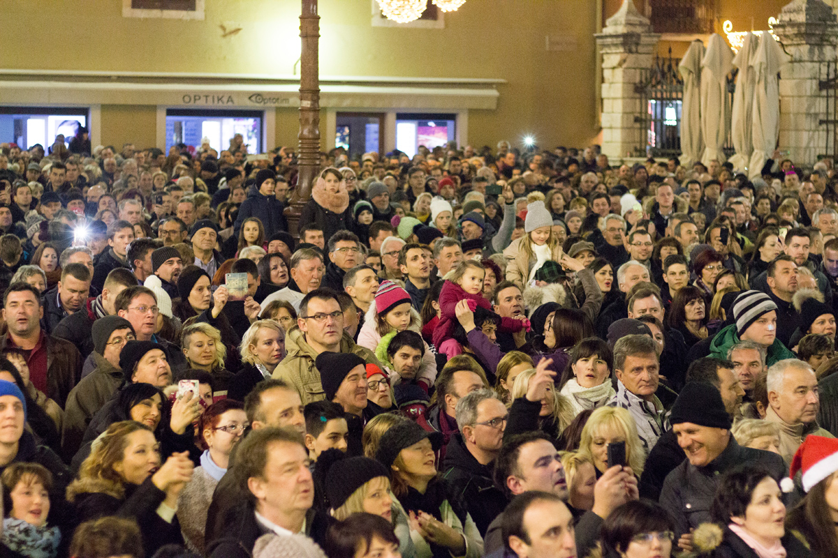 Doček 2017: Najluđa noć na zadarskom Poluotoku privukla više tisuća Zadrana i gostiju Doček 2017: Najluđa noć na zadarskom Poluotoku privukla više tisuća Zadrana i gostiju