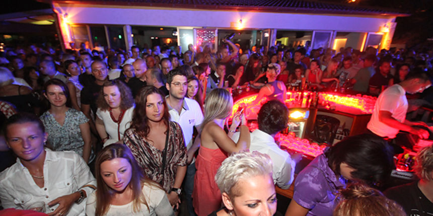 Hitch bar : Oliver (foto:Saša Čuka) Hitch bar : Oliver (foto:Saša Čuka)