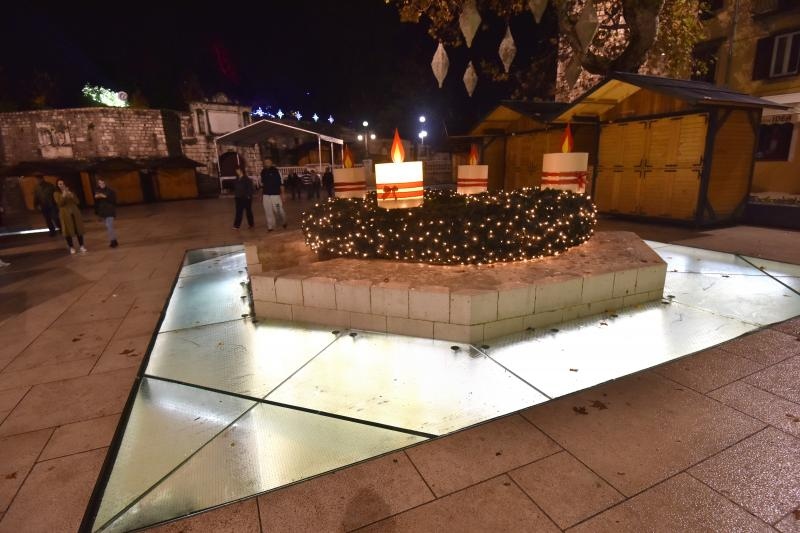 Upaljene prve adventske svijeće u crkvi sv. Šime i na Trgu Petra Zoranića