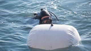 Specijalna policija Ajkule u podrucju ispred lansirne stanice tvornice Torpedo izvukla je s morskog dna jos jedan primjerak torpeda. I ovaj ce primjerak preuzeti Muzej grada Rijeke i uvrstiti ga u svoju Zbirku. Photo: Nel Pavletic/PIXSELL Specijalna policija Ajkule u podrucju ispred lansirne stanice tvornice Torpedo izvukla je s morskog dna jos jedan primjerak torpeda. I ovaj ce primjerak preuzeti Muzej grada Rijeke i uvrstiti ga u svoju Zbirku. Photo: Nel Pavletic/PIXSELL