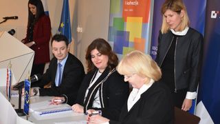 Potpisivanje ugovora u prezentacijskom centru “Podzemni grad Paklenice” NP Paklenica Potpisivanje ugovora u prezentacijskom centru “Podzemni grad Paklenice” NP Paklenica