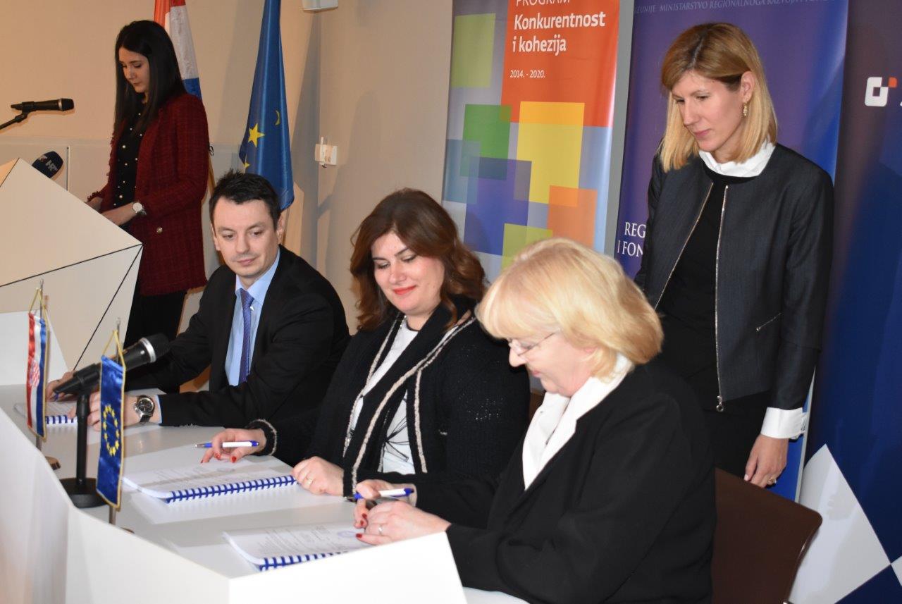 Potpisivanje ugovora u prezentacijskom centru “Podzemni grad Paklenice” NP Paklenica Potpisivanje ugovora u prezentacijskom centru “Podzemni grad Paklenice” NP Paklenica