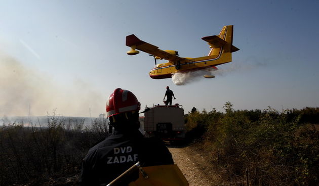 Smokovic, 210911.
Pozar u trokutu izmedju Zemunika, Smokovica i Crnog. Pozar iz zraka gase cetiri kanadera te jedan air-tractor. Gori trava i visoko raslinje, malo borova i malo mlade hrastove sume. 
Foto: Jure Miskovic / CROPIX