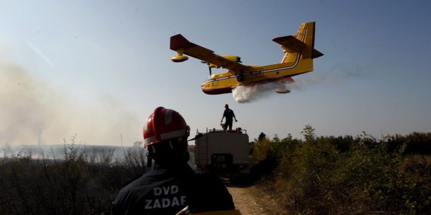 Smokovic, 210911.
Pozar u trokutu izmedju Zemunika, Smokovica i Crnog. Pozar iz zraka gase cetiri kanadera te jedan air-tractor. Gori trava i visoko raslinje, malo borova i malo mlade hrastove sume.
Foto: Jure Miskovic / CROPIX Smokovic, 210911.
Pozar u trokutu izmedju Zemunika, Smokovica i Crnog. Pozar iz zraka gase cetiri kanadera te jedan air-tractor. Gori trava i visoko raslinje, malo borova i malo mlade hrastove sume.
Foto: Jure Miskovic / CROPIX