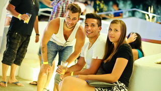 Zrce, Pag, 170812.
Tulumarenje na Zrcu traje danonocno, a najpopularniji su after beach i night party u Aquariusu.
Foto: Goran Telak / CROPIX