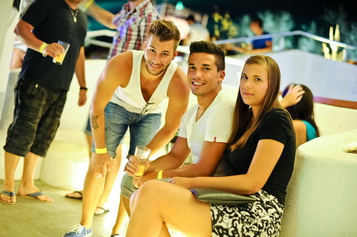 Zrce, Pag, 170812.
Tulumarenje na Zrcu traje danonocno, a najpopularniji su after beach i night party u Aquariusu.
Foto: Goran Telak / CROPIX