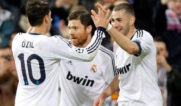 Mesut Ozil, Xabi Alonso i Karim Benzema, foto: realmadrid.com