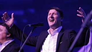 Tomislav Bralić i klape Intrade sinoć su održali koncert u prepunoj Spaladium areni u Splitu, foto: Tino Jurić/ PIXSELL Tomislav Bralić i klape Intrade sinoć su održali koncert u prepunoj Spaladium areni u Splitu, foto: Tino Jurić/ PIXSELL