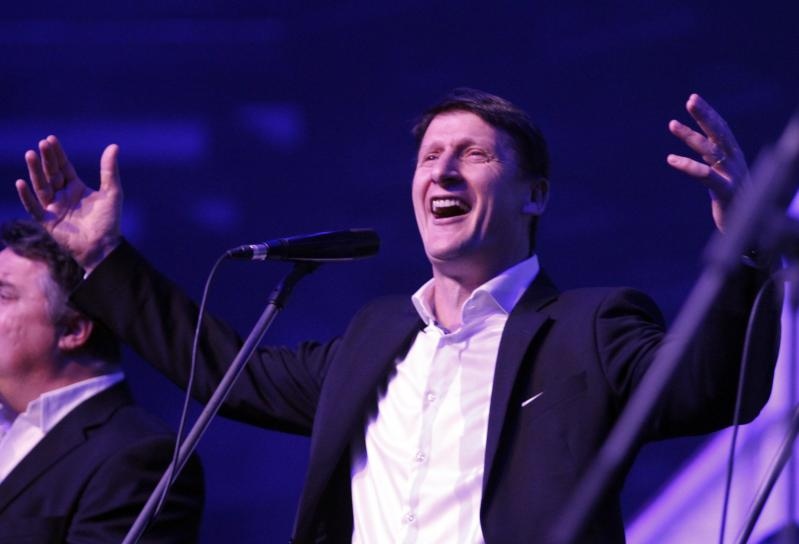 Tomislav Bralić i klape Intrade sinoć su održali koncert u prepunoj Spaladium areni u Splitu, foto: Tino Jurić/ PIXSELL Tomislav Bralić i klape Intrade sinoć su održali koncert u prepunoj Spaladium areni u Splitu, foto: Tino Jurić/ PIXSELL