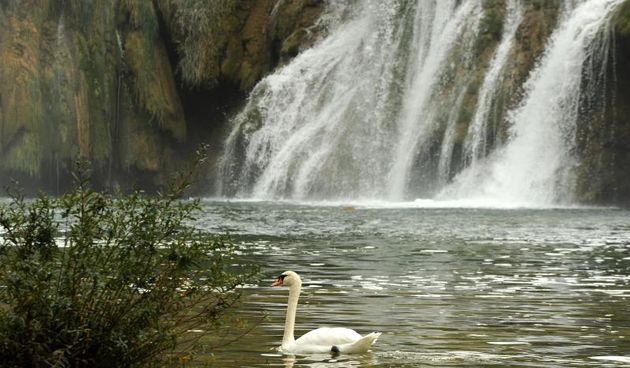 Jesenske boje i ljepote Nacionalnog parka Slapovi Krke oduševljavaju i dalje mnogobrojne turiste iz cijeloga svijeta.  Photo: Hrvoje Jelavic/PIXSELL
