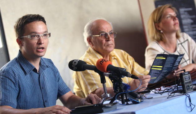 Zadar, 030712.
U predvorju Knezeve palace u Zadru predstavljen je program 52. Glazbenih veceri u Sv. Donatu. Program su predstavili  Jurica Sosa umjetnicki ravnatelj, Roman Segaric predsjednik festivalskog vijeca i Dina Busic producentica.
Foto: Andrija L