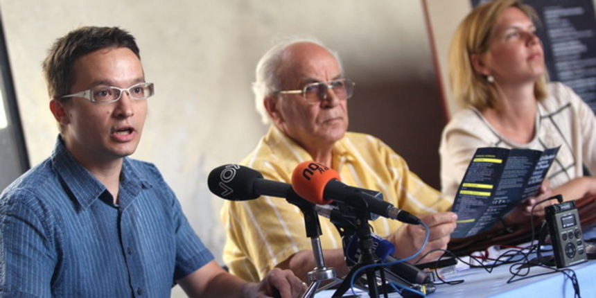 Zadar, 030712.
U predvorju Knezeve palace u Zadru predstavljen je program 52. Glazbenih veceri u Sv. Donatu. Program su predstavili Jurica Sosa umjetnicki ravnatelj, Roman Segaric predsjednik festivalskog vijeca i Dina Busic producentica.
Foto: Andrija L Zadar, 030712.
U predvorju Knezeve palace u Zadru predstavljen je program 52. Glazbenih veceri u Sv. Donatu. Program su predstavili Jurica Sosa umjetnicki ravnatelj, Roman Segaric predsjednik festivalskog vijeca i Dina Busic producentica.
Foto: Andrija L