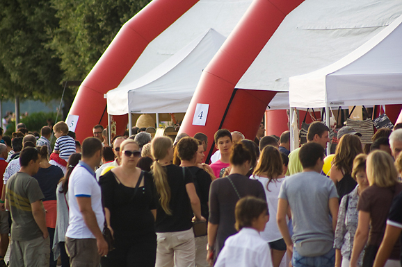 “Kupujmo hrvatsko” i “Vrijedne ruke” (foto:Saša Čuka) “Kupujmo hrvatsko” i “Vrijedne ruke” (foto:Saša Čuka)
