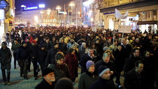 Zagreb, 040311.
Ilica.
Peti po redu, protuvladin prosvjed tzv. facebook grupe.
Na fotografiji: Prosvjednici u Jurisicevoj zaputili su se prema sredisnjici HDZ-a.
Foto: Boris Kovacev / CROPIX Zagreb, 040311.
Ilica.
Peti po redu, protuvladin prosvjed tzv. facebook grupe.
Na fotografiji: Prosvjednici u Jurisicevoj zaputili su se prema sredisnjici HDZ-a.
Foto: Boris Kovacev / CROPIX