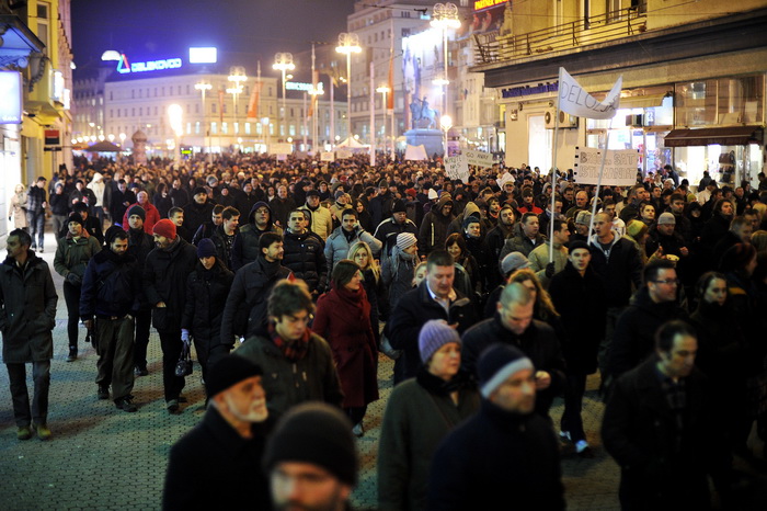 Zagreb, 040311.
Ilica.
Peti po redu, protuvladin prosvjed tzv. facebook grupe.
Na fotografiji: Prosvjednici u Jurisicevoj zaputili su se prema sredisnjici HDZ-a.
Foto: Boris Kovacev / CROPIX Zagreb, 040311.
Ilica.
Peti po redu, protuvladin prosvjed tzv. facebook grupe.
Na fotografiji: Prosvjednici u Jurisicevoj zaputili su se prema sredisnjici HDZ-a.
Foto: Boris Kovacev / CROPIX