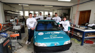 Zadar, 050312.
Ucenici Strukovne skole Vice Vlatkovica, pod vodstvom profesora Ante Ivanca, preradili su benzinski automobil u elektricni te su svoj rad danas prezentirali javnosti. Preradjeni Peugeot 106 krece se totalno necujno, brzinom i vecom od 50 ki Zadar, 050312.
Ucenici Strukovne skole Vice Vlatkovica, pod vodstvom profesora Ante Ivanca, preradili su benzinski automobil u elektricni te su svoj rad danas prezentirali javnosti. Preradjeni Peugeot 106 krece se totalno necujno, brzinom i vecom od 50 ki