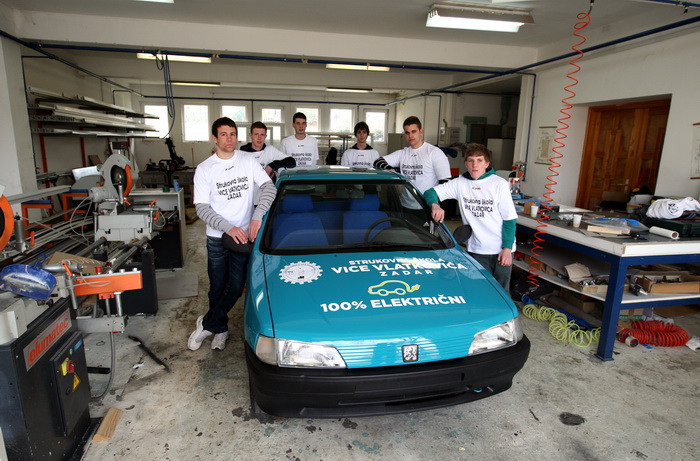 Zadar, 050312.
Ucenici Strukovne skole Vice Vlatkovica, pod vodstvom profesora Ante Ivanca, preradili su benzinski automobil u elektricni te su svoj rad danas prezentirali javnosti. Preradjeni Peugeot 106 krece se totalno necujno, brzinom i vecom od 50 ki Zadar, 050312.
Ucenici Strukovne skole Vice Vlatkovica, pod vodstvom profesora Ante Ivanca, preradili su benzinski automobil u elektricni te su svoj rad danas prezentirali javnosti. Preradjeni Peugeot 106 krece se totalno necujno, brzinom i vecom od 50 ki