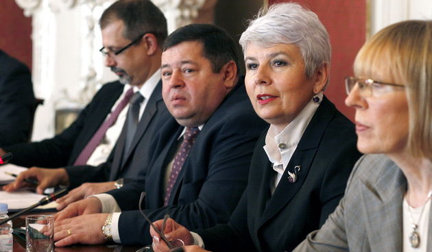 Zagreb, 140411.
Banski dvori.
Redovita sjednica Hrvatske Vlade.
Na slici: Petar Cobankovic, premjerka Jadranka Kosor.
Foto: Damjan Tadic / CROPIX