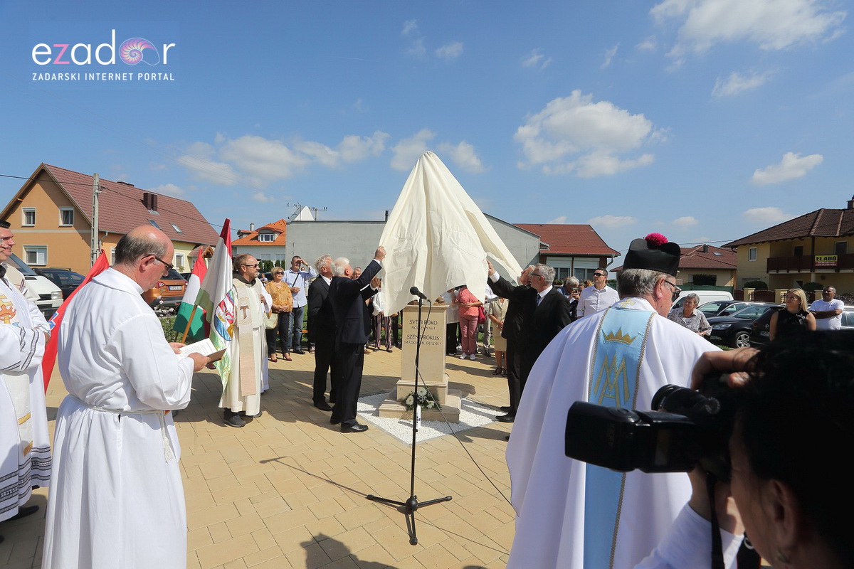 Bibinjci gradišćanskim Hrvatima darovali 1.82 metara visok kip sv. Roka Bibinjci gradišćanskim Hrvatima darovali 1.82 metara visok kip sv. Roka