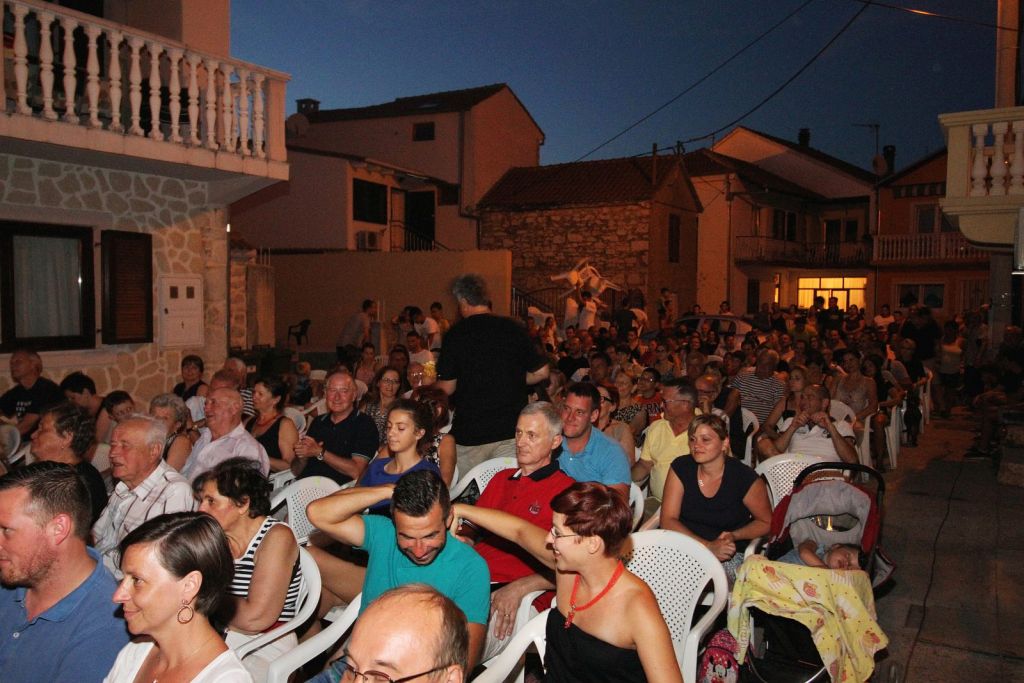 Željko Pervan i društvo nasmijali Bibinjce do suza