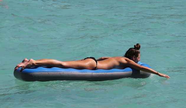 Plaža je puna kupača kao u jeku sezone