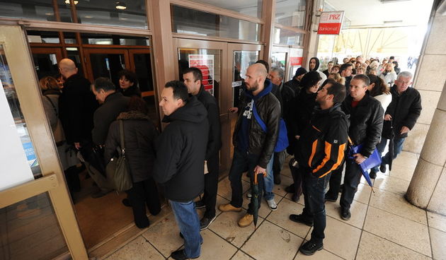 Zadar, 160113.
Neuobicajeno velika guzva na ulazu u HNK Zadar uzrokovana je pocetkom prodaje karata za predstavu “Kauboji” teatra Exit.
Na fotografiji: guzva na blagajni kazalista.
Foto: Luka Gerlanc / CROPIX