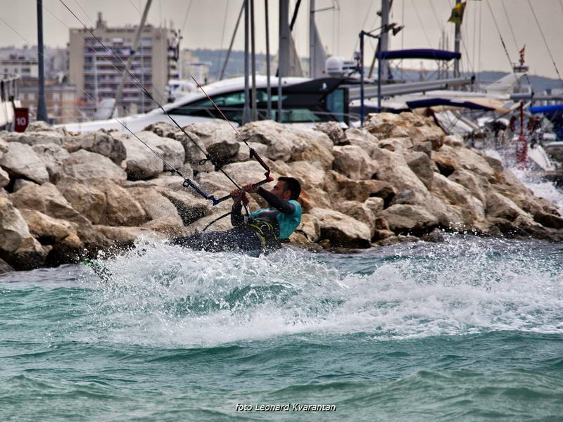 Kiteri i surferi uživali u jakom jugu