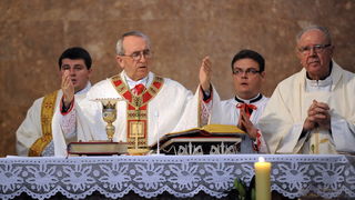 Zadar, 240411.
Uskrsnju misu u katedrali Sv. Stosije predvodio je zadarski nadbiskup Zelimir Puljic.
Foto : Andrija Lucic / cropix