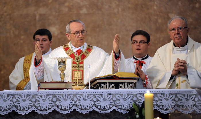 Zadar, 240411.
Uskrsnju misu u katedrali Sv. Stosije predvodio je zadarski nadbiskup Zelimir Puljic.
Foto : Andrija Lucic / cropix