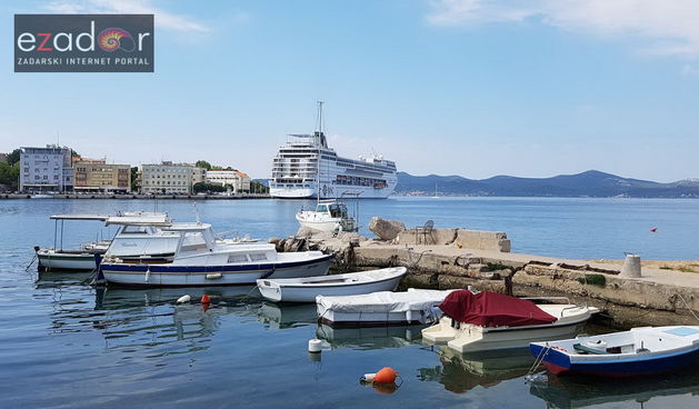 Kruzer MSC Sinfoni vezan na Vrhu poluotoka