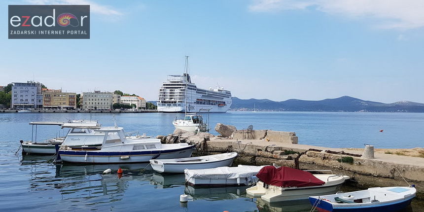 Kruzer MSC Sinfoni vezan na Vrhu poluotoka