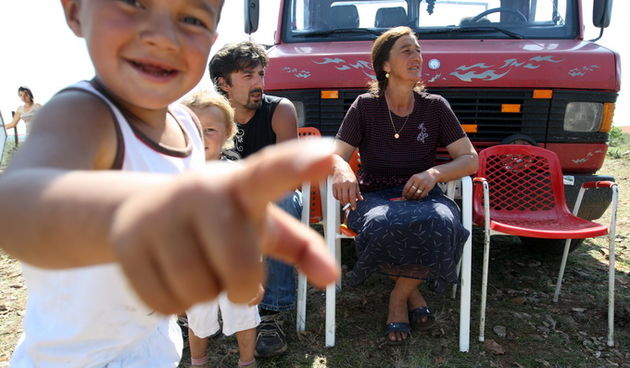 Skabrnja, 020512.
Mjestani Skabrnje nezadovoljni naseljavanjem romskih obitelji u njihovom selu, podigli su zicanu ogradu oko parcele koju su Romi navodno kupili i za koju imaju uredne papire. 
Na slici romi Nada Kovacevic i Nebojsa Ivanisevic.
Foto: Jure