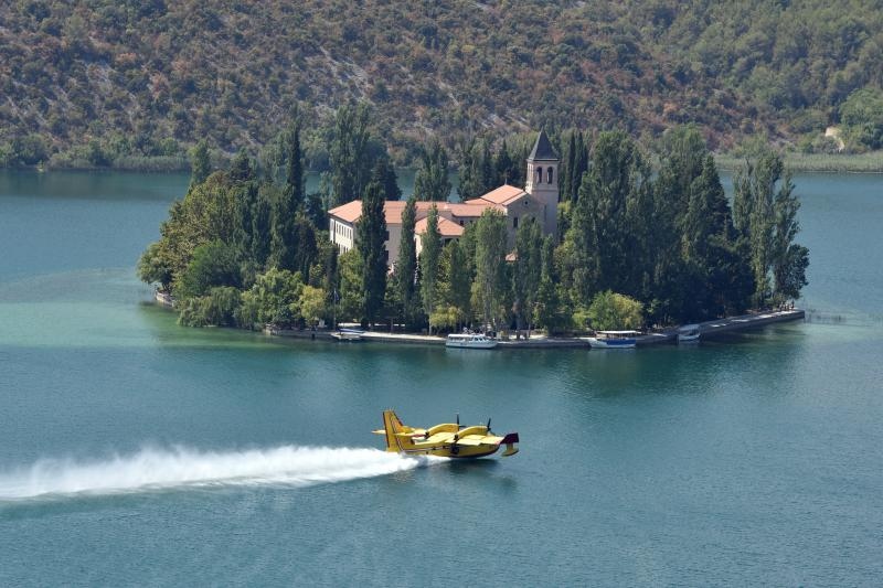 Piloti kanadera oduševljavali spektakularnim uzimanjem vode iz Visovačkog jezera Piloti kanadera oduševljavali spektakularnim uzimanjem vode iz Visovačkog jezera