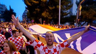 Rijeke navijača u Splitu pred početak utakmice Hrvatske i Walesa Rijeke navijača u Splitu pred početak utakmice Hrvatske i Walesa