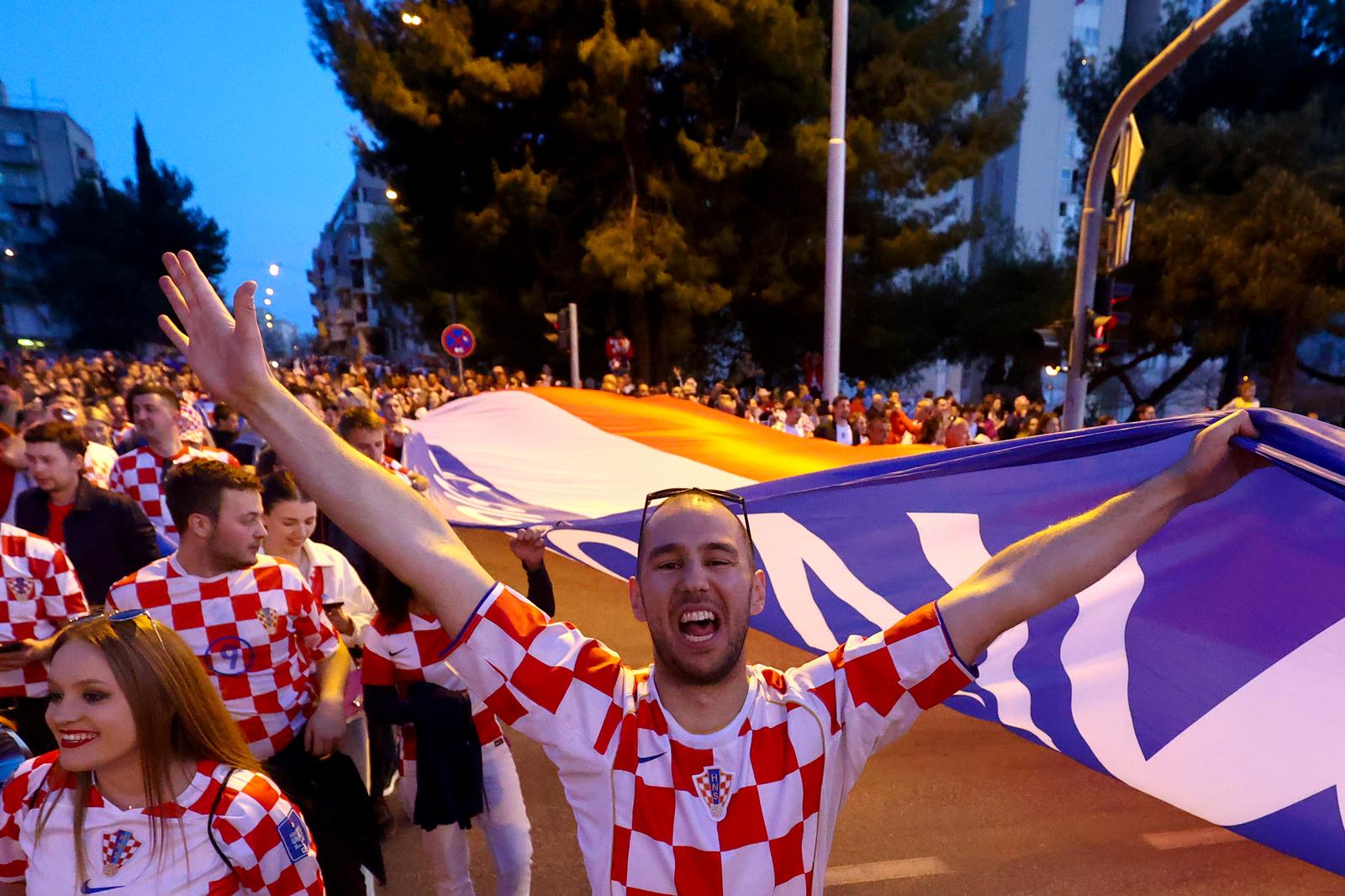 Rijeke navijača u Splitu pred početak utakmice Hrvatske i Walesa Rijeke navijača u Splitu pred početak utakmice Hrvatske i Walesa