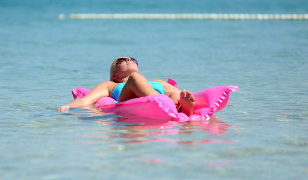 Zrce, Novalja, 080712.
Popodnevno kupanje na plazi Zrce.
Foto: Luka Gerlanc / CROPIX