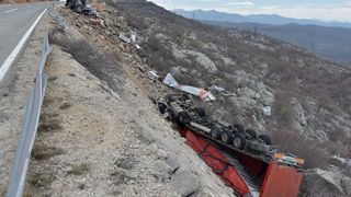 Orkanska bura na istom mjestu na cesti Gračac – Zaton Obrovački prevrnula dva kamiona